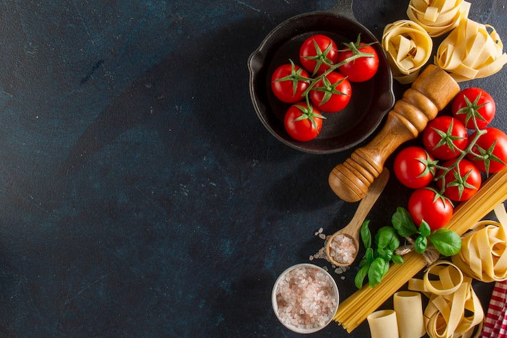 Foto gratuito sfondo con pomodoro fresco e varietà di pasta