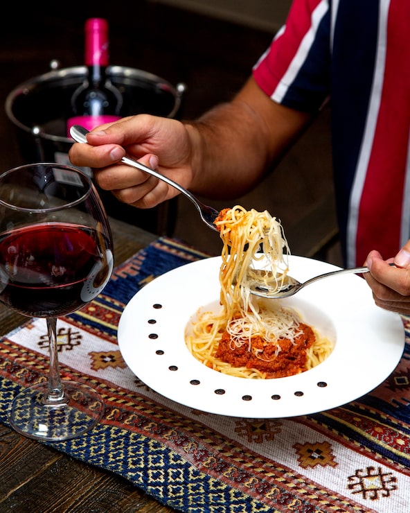 Foto gratuito spaghetti alla bolognese con parmigiano