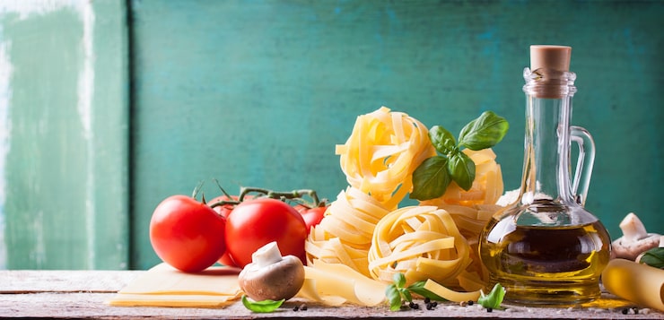 Foto gratuito spaghetti con ingredienti freschi
