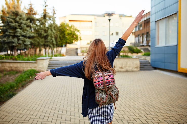 Foto gratuito stdent ragazza con uno zaino che cammina sulla strada