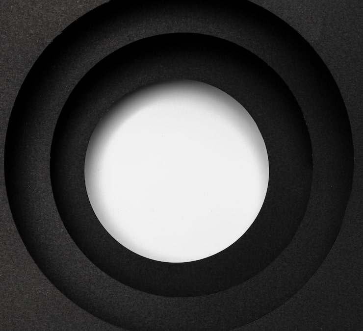 Foto gratuito strati di sfondo nero circolare e cerchio bianco
