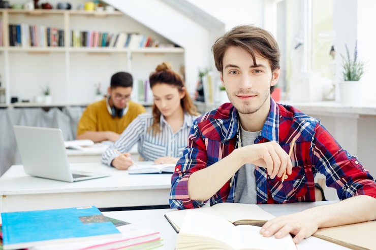 Foto gratuito studente diligente