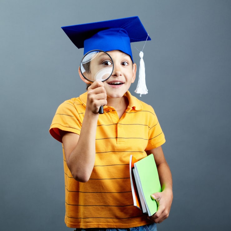 Foto gratuito studente sorridente che gioca con la sua lente d'ingrandimento