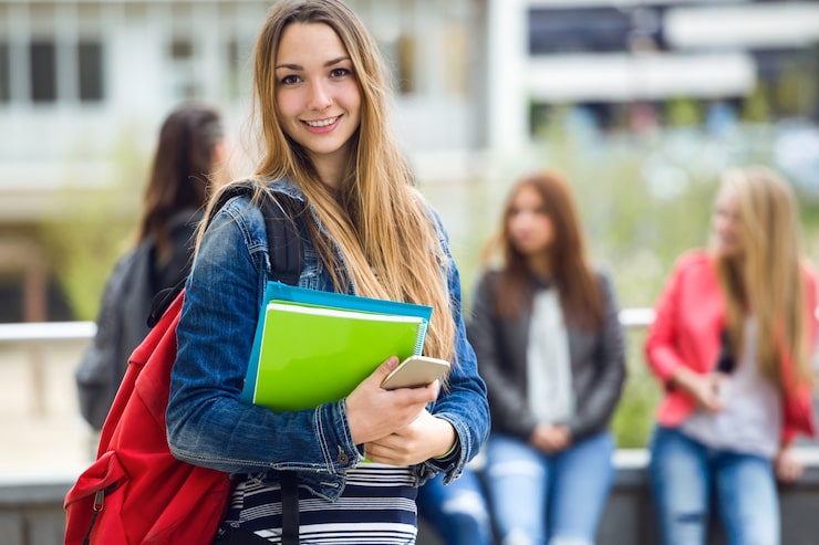 Foto gratuito "studente sorridente"