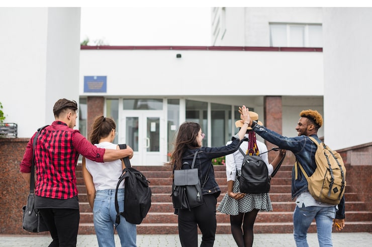 Foto gratuito studenti che camminano all'università