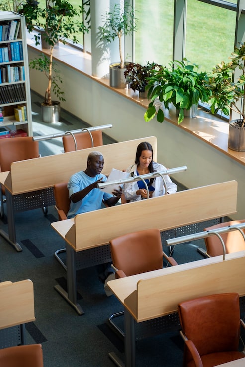 Foto gratuito studenti che imparano nell'angolo alto della biblioteca