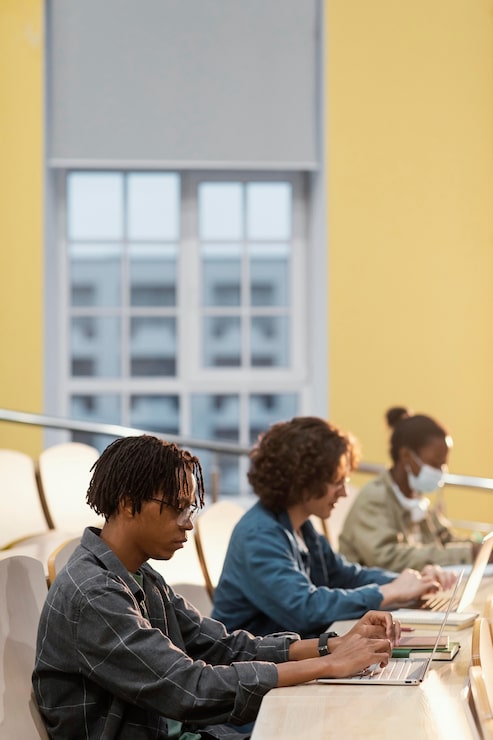Foto gratuito studenti che prestano attenzione in classe