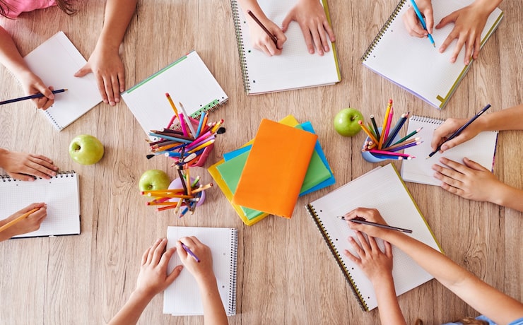 Foto gratuito studenti occupati su un tavolo