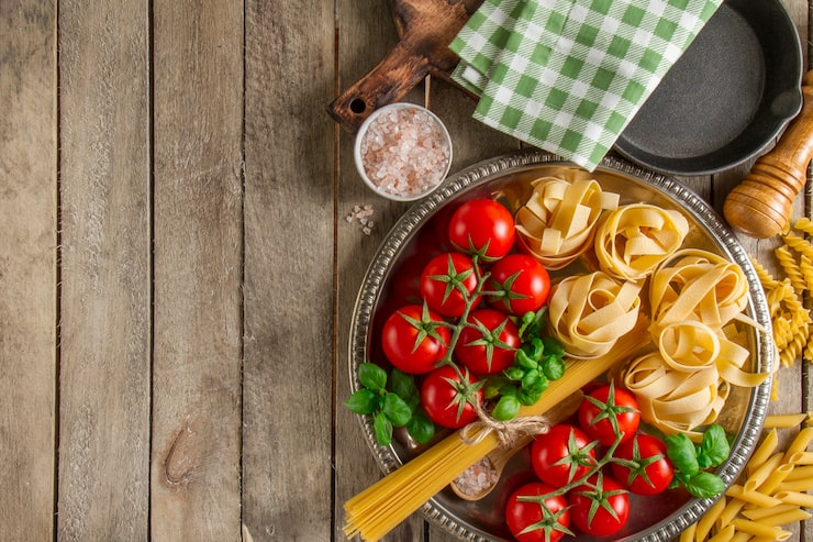 Foto gratuito superficie di legno con contenitore e ingredienti freschi