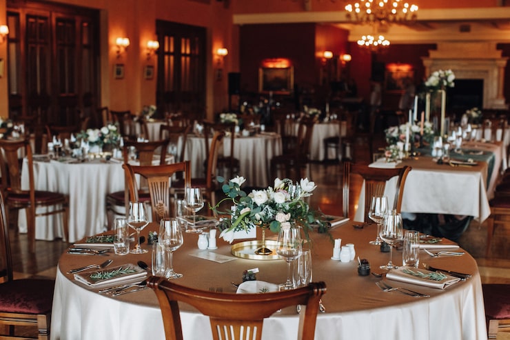 Foto gratuito tavoli di bell'aspetto con piatti perfetti nel ristorante