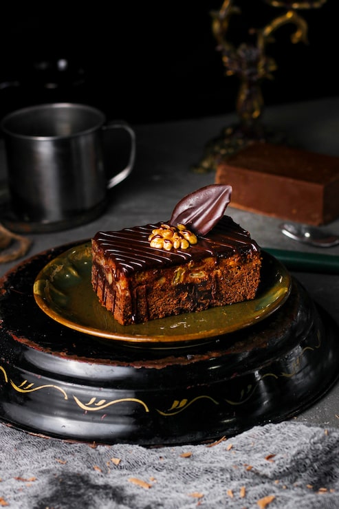 Foto gratuito torta al cioccolato con cioccolata fusa e noci in cima
