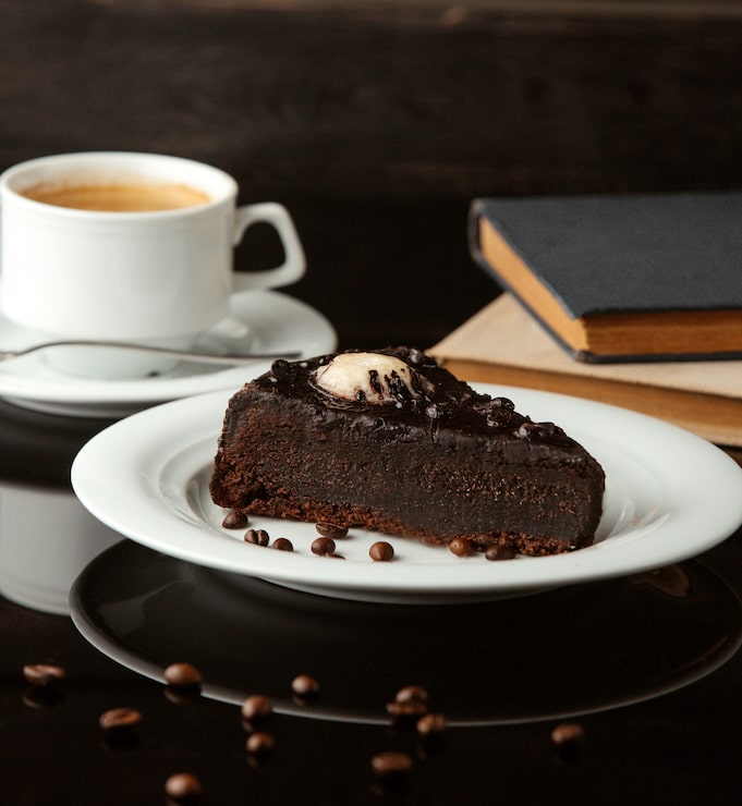 Foto gratuito torta al cioccolato con gelato