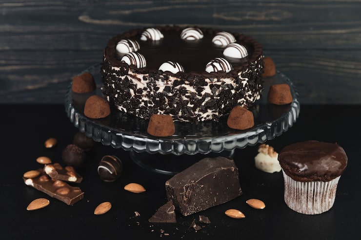 Foto gratuito torta al cioccolato con tartufi al cioccolato
