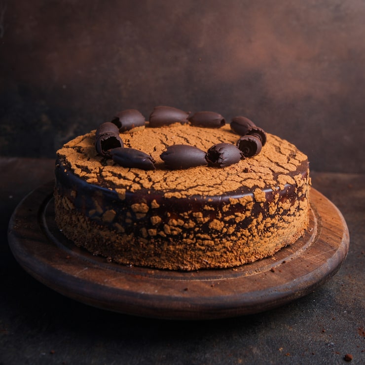 Foto gratuito torta con vista laterale al cioccolato su pietra grossa e tavola da taglio