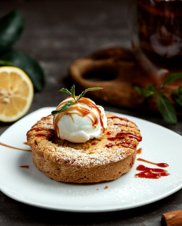 Foto gratuito torta condita con caramello e gelato