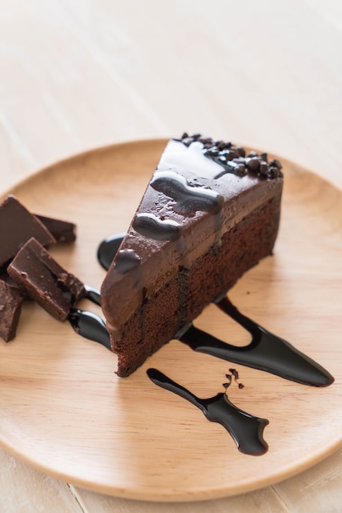 Foto gratuito torta di cioccolato su legno