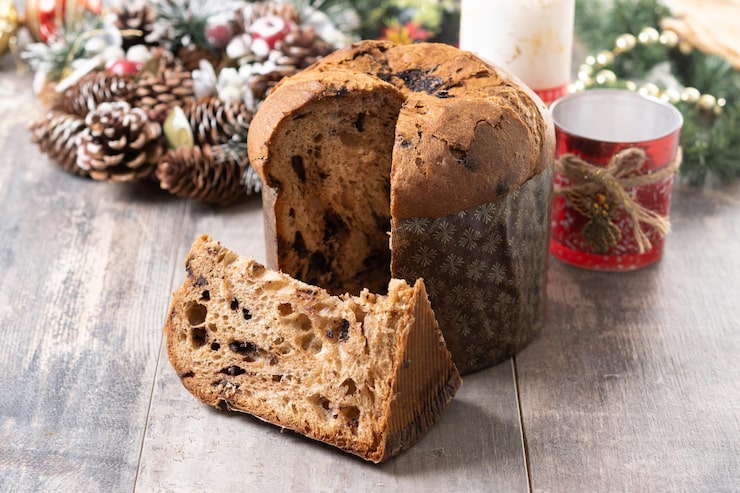 Foto gratuito torta di panettone di natale con cioccolatini su un tavolo di legno