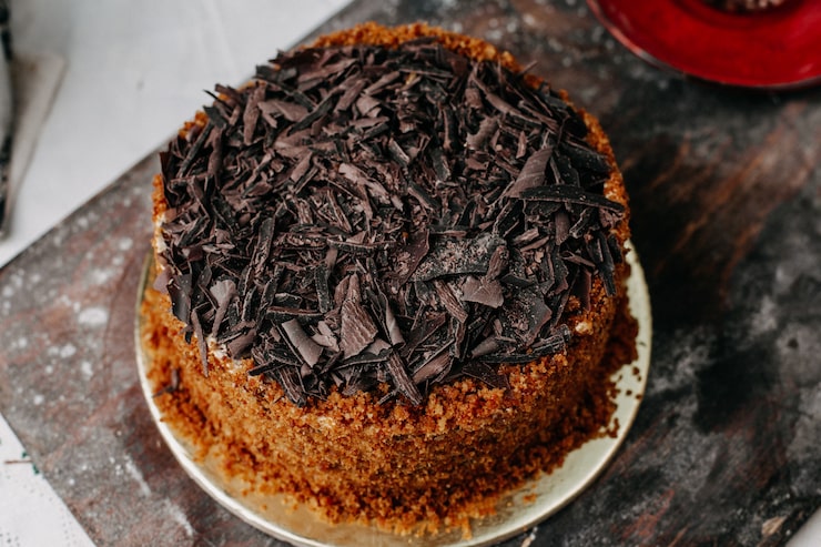 Foto gratuito torta dolce delizioso delizioso progettato marrone insieme a tè caldo sulla scrivania grigia