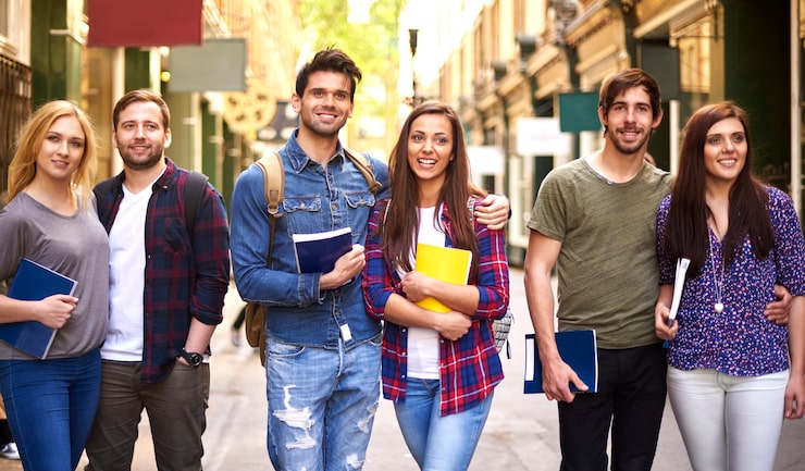 Foto gratuito tre coppie che camminano dopo la scuola