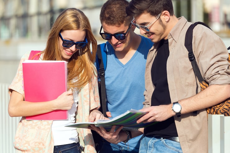 Foto gratuito un gruppo di amici parlando in strada dopo la classe