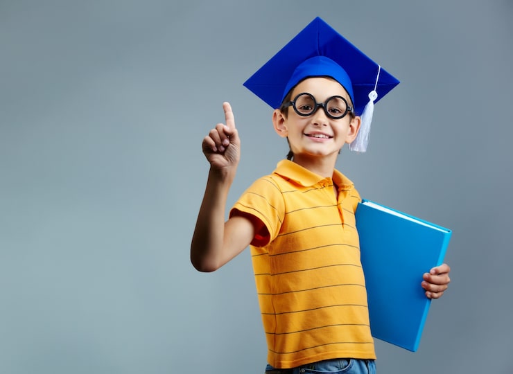 Foto gratuito un ragazzino orgoglioso con gli occhiali e il berretto da laurea.