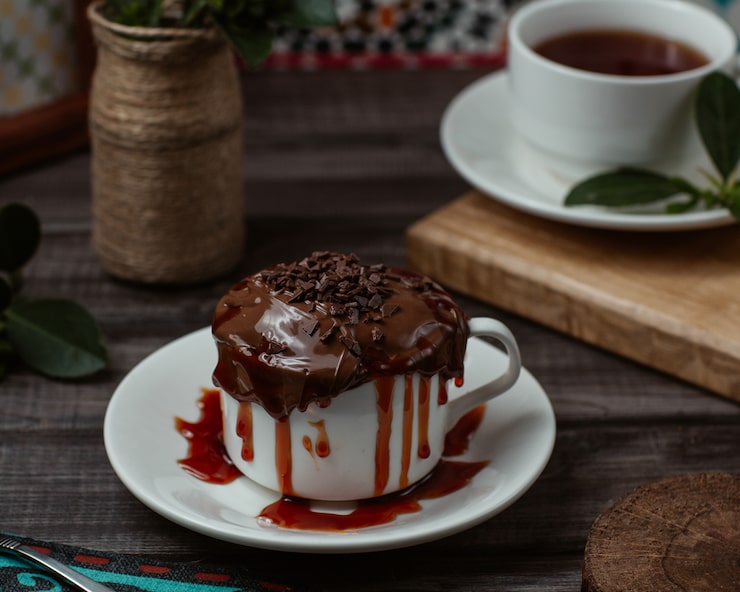 Foto gratuito una dolce tazza di gustosa mousse di cioccolato con sciroppo di fragole dentro