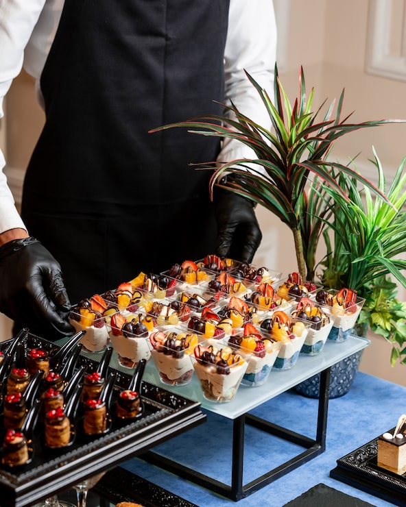 Foto gratuito una tazza di dessert con panna montata, fragole, ciliegie e arancia