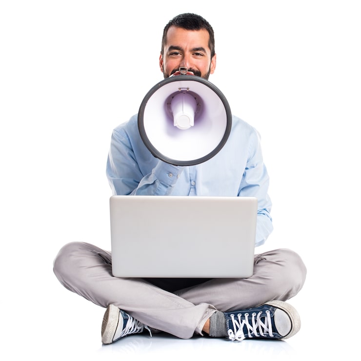 Foto gratuito uomo con laptop che urla con megafono
