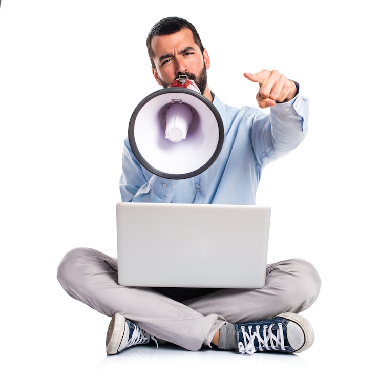 Foto gratuito uomo con laptop che urla con megafono