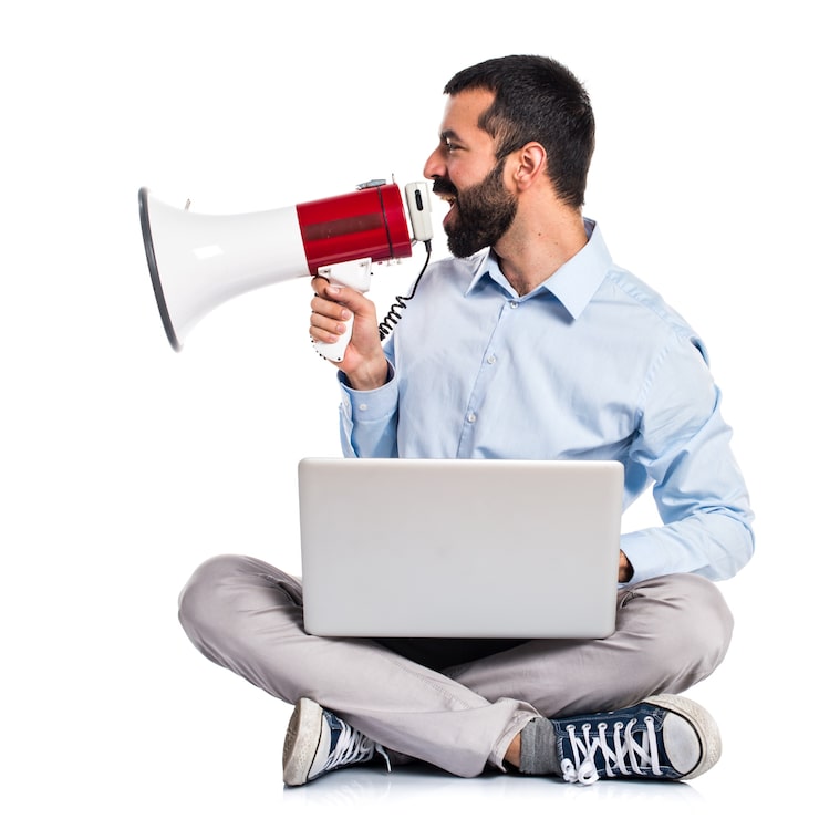 Foto gratuito uomo con laptop che urla con megafono