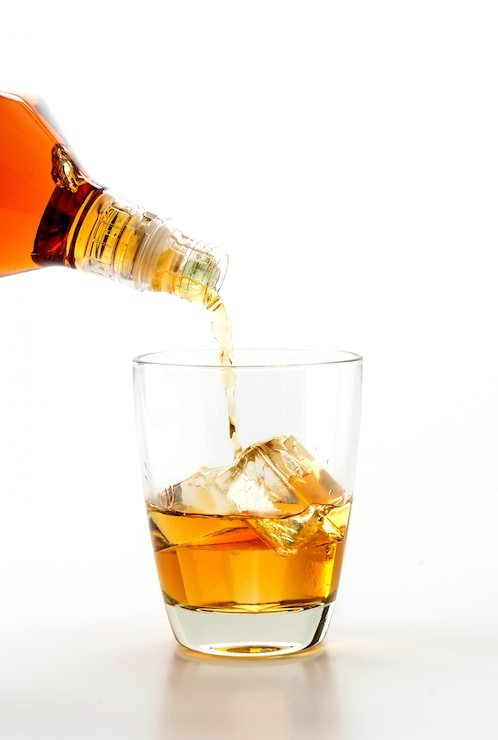 Foto gratuito versando wisky