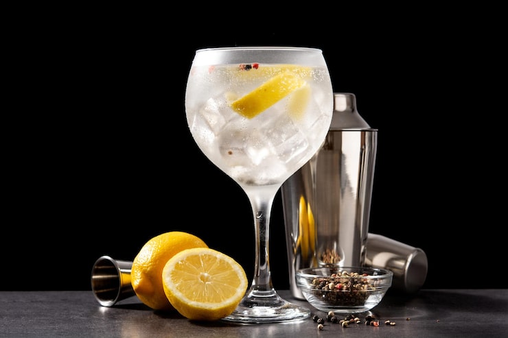 Foto gratuito versare la bevanda gin tonic in un bicchiere