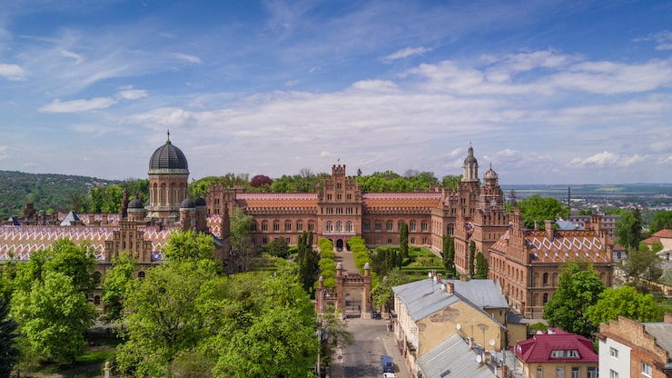 Foto gratuito vista aerea della residenza di metropoliti di bucovina e dalmata. università nazionale di chernivtsi. chernivtsi destinazione turistica dell'ucraina occidentale.