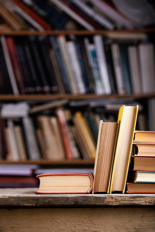 Foto gratuito vista anteriore dei libri a copertina rigida della biblioteca