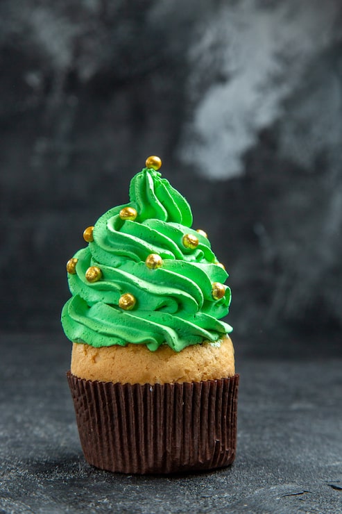 Foto gratuito vista anteriore mini cupcake dell'albero di natale al buio