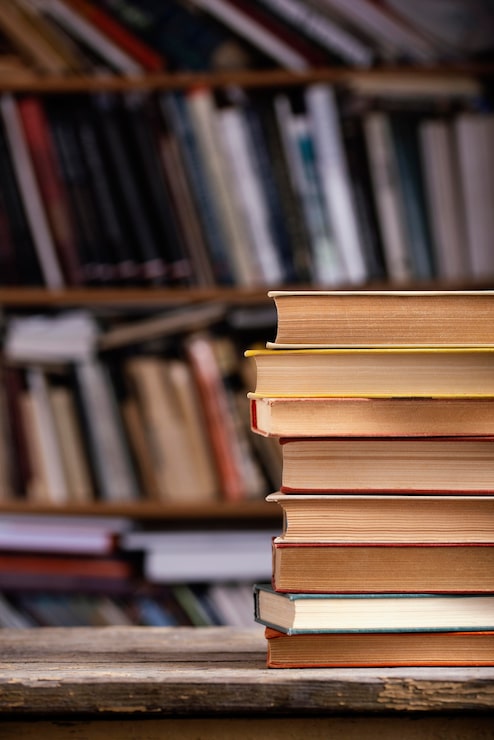 Foto gratuito vista frontale dei libri con copertina rigida con copia spazio