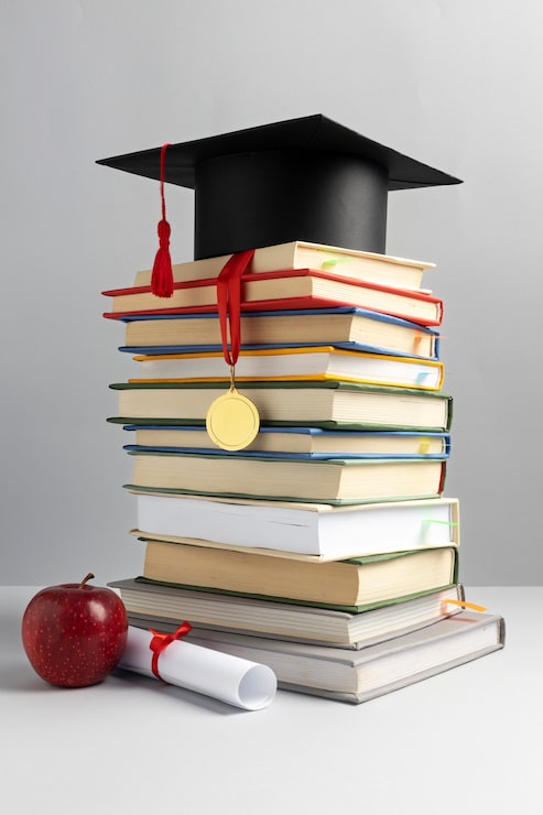 Foto gratuito vista frontale di libri impilati, un cappello di laurea e un diploma per la giornata dell'istruzione