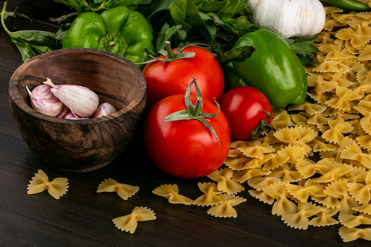 Foto gratuito vista frontale di pasta cruda con pomodori aglio e bulgaro e peperoncino e menta