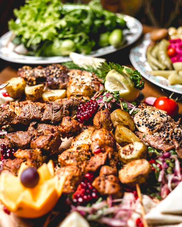 Foto gratuito vista frontale mix kebab su spiedini con patate e fette di limone