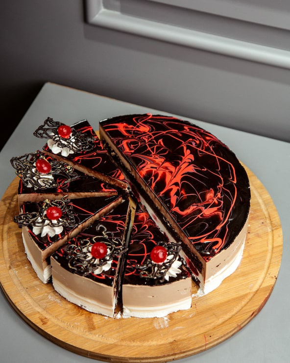Foto gratuito vista laterale della torta al cioccolato sul piatto di legno