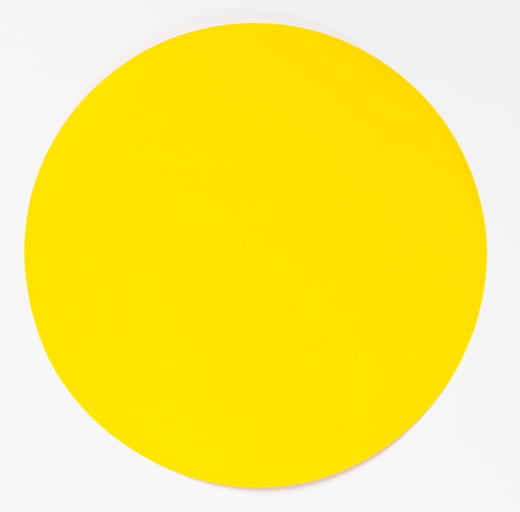 Foto gratuito vista superiore cerchio giallo su sfondo bianco