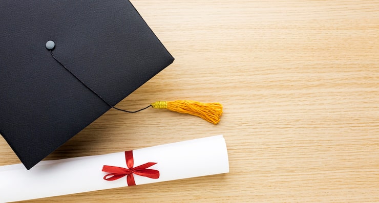 Foto gratuito vista superiore del cappuccio accademico con spazio per il diploma e la copia