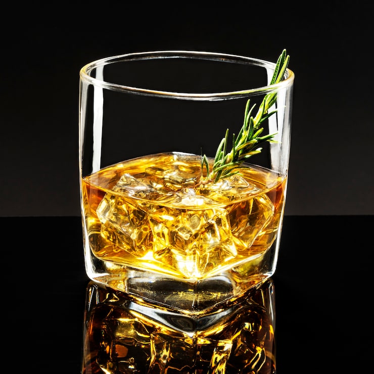 Foto gratuito whisky vecchio stile al rosmarino