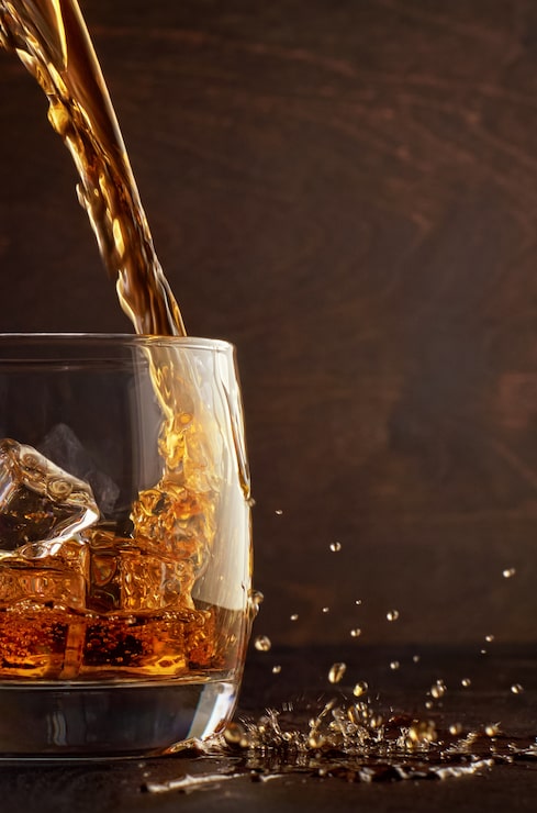 Foto bicchiere di whisky su un tavolo di legno