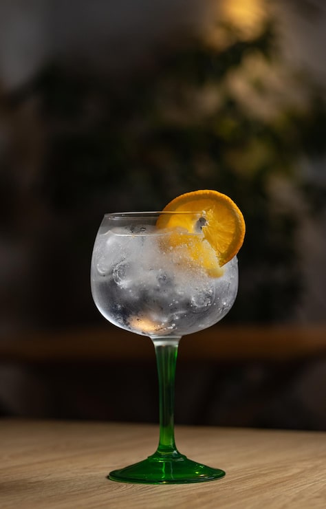 Foto bicchiere pieno di acqua tonica fresca fresca