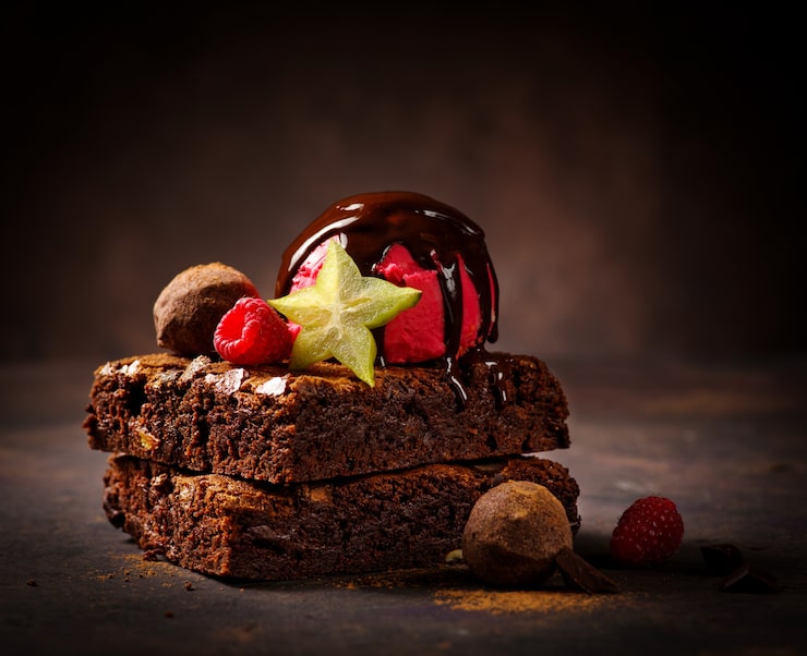 Foto brownie al cioccolato con gelato al cioccolato e frutta.