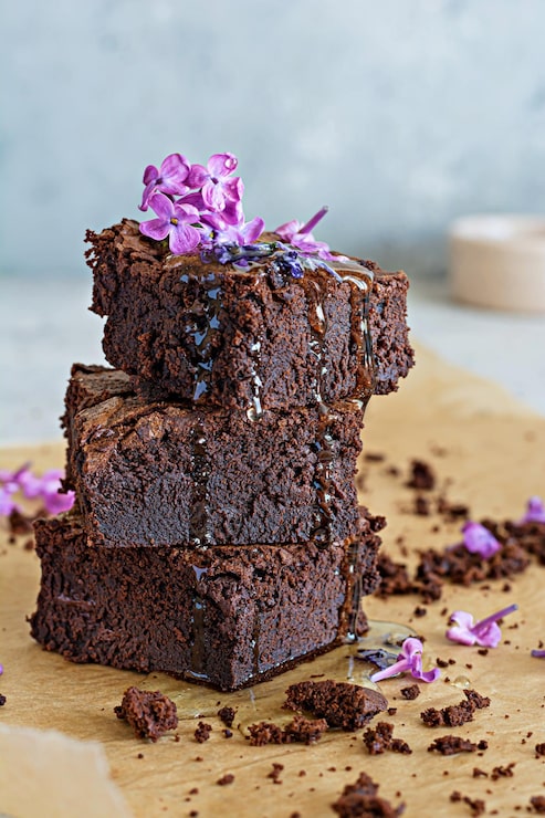Foto brownie al cioccolato con sciroppo di fiori lilla dolce tradizionale americano