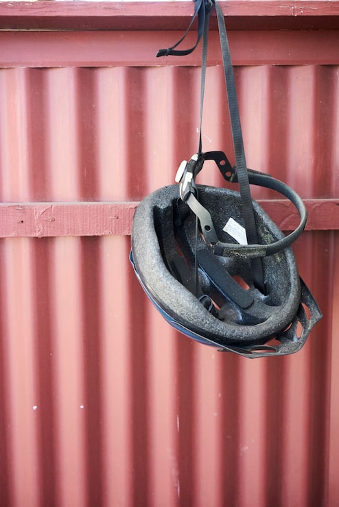 Photo close-up helm tergantung di peti kemas kargo