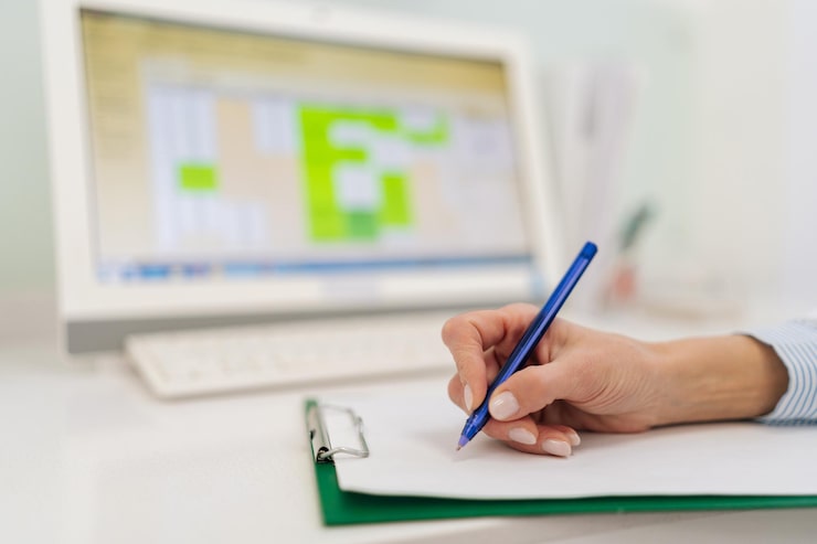 Foto closeup di mani irriconoscibili di una donna medico medico generale infermiera donna che scrive note mediche di prescrizione di trattamento in un quaderno di carta