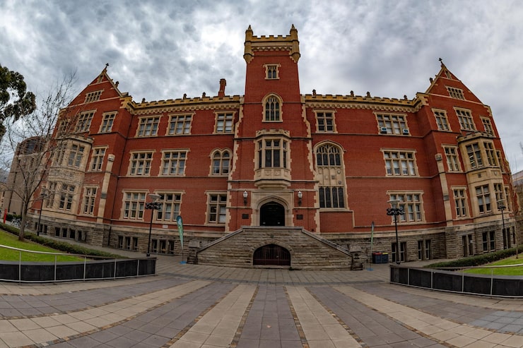 Foto edificio dell'università di adelaide sul cielo nuvoloso